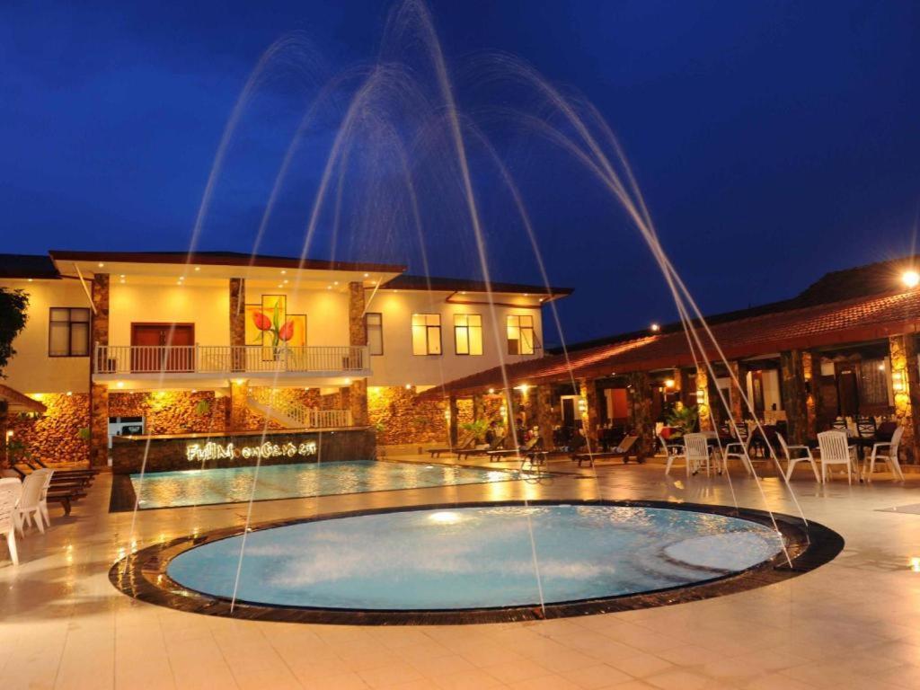 Full Moon Garden Hotel Негомбо Екстериор снимка
